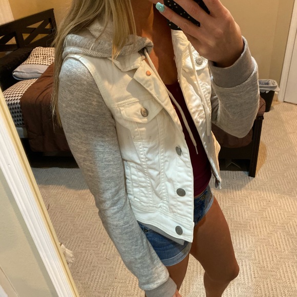 SOLD American Eagle white denim jacket - Picture 2 of 3